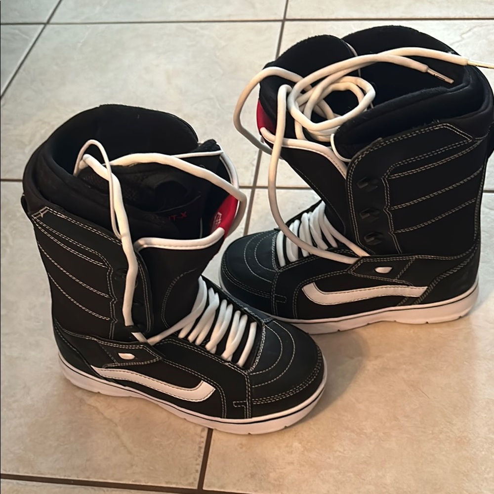 Vans size 9 Mens Black and White Snowboard Boots